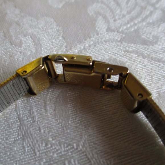 PULSAR QUARTZ GOLD WATCH – VINTAGE - Picture 8 of 15